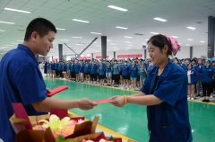 家紡成品車間勞動競賽總結  優秀員工捧起大花束